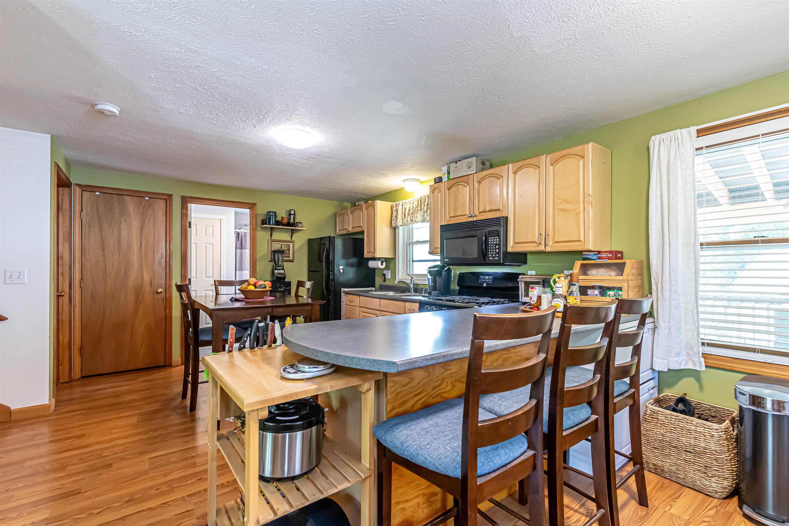 112 Morse Road Manchester, NH 03104 - Photo 4 of 34