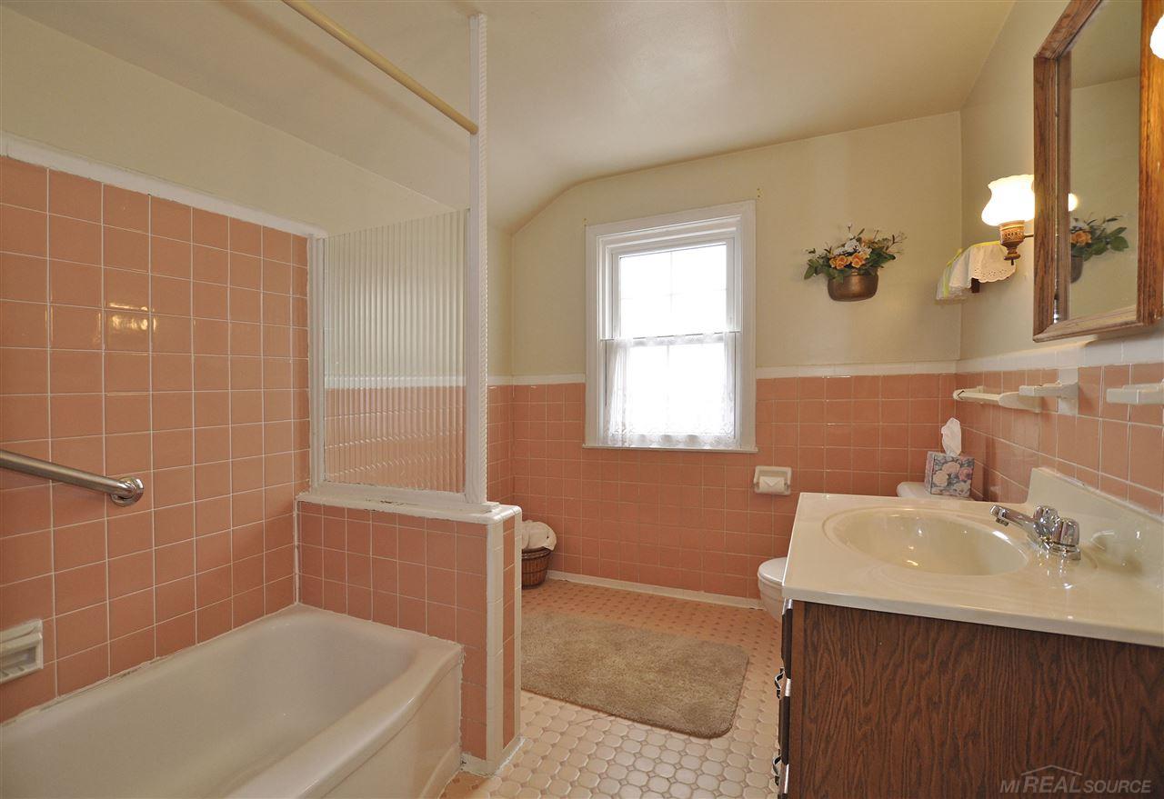 1565 Fairholme Road Grosse Pointe Woods, MI 48236 - Photo 20 of 25