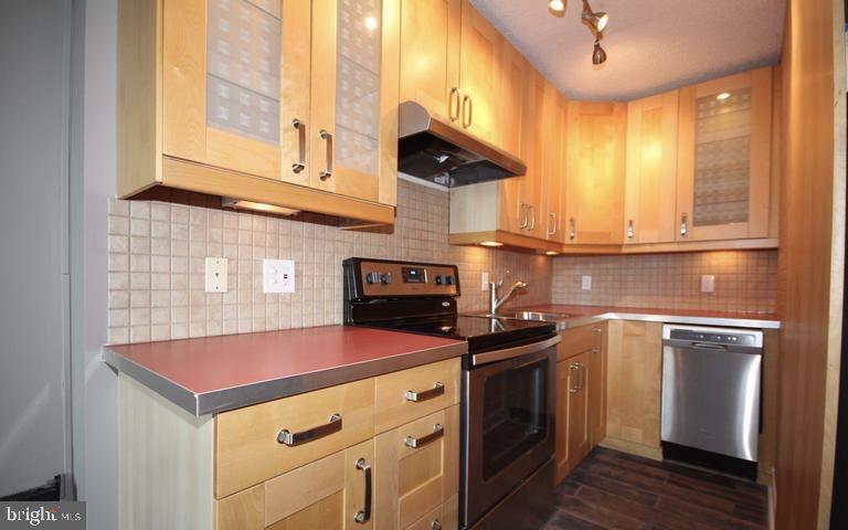 6800 Fleetwood Road, Unit 214 McLean, VA 22101 - Photo 6 of 22 a kitchen with a stove and a sink