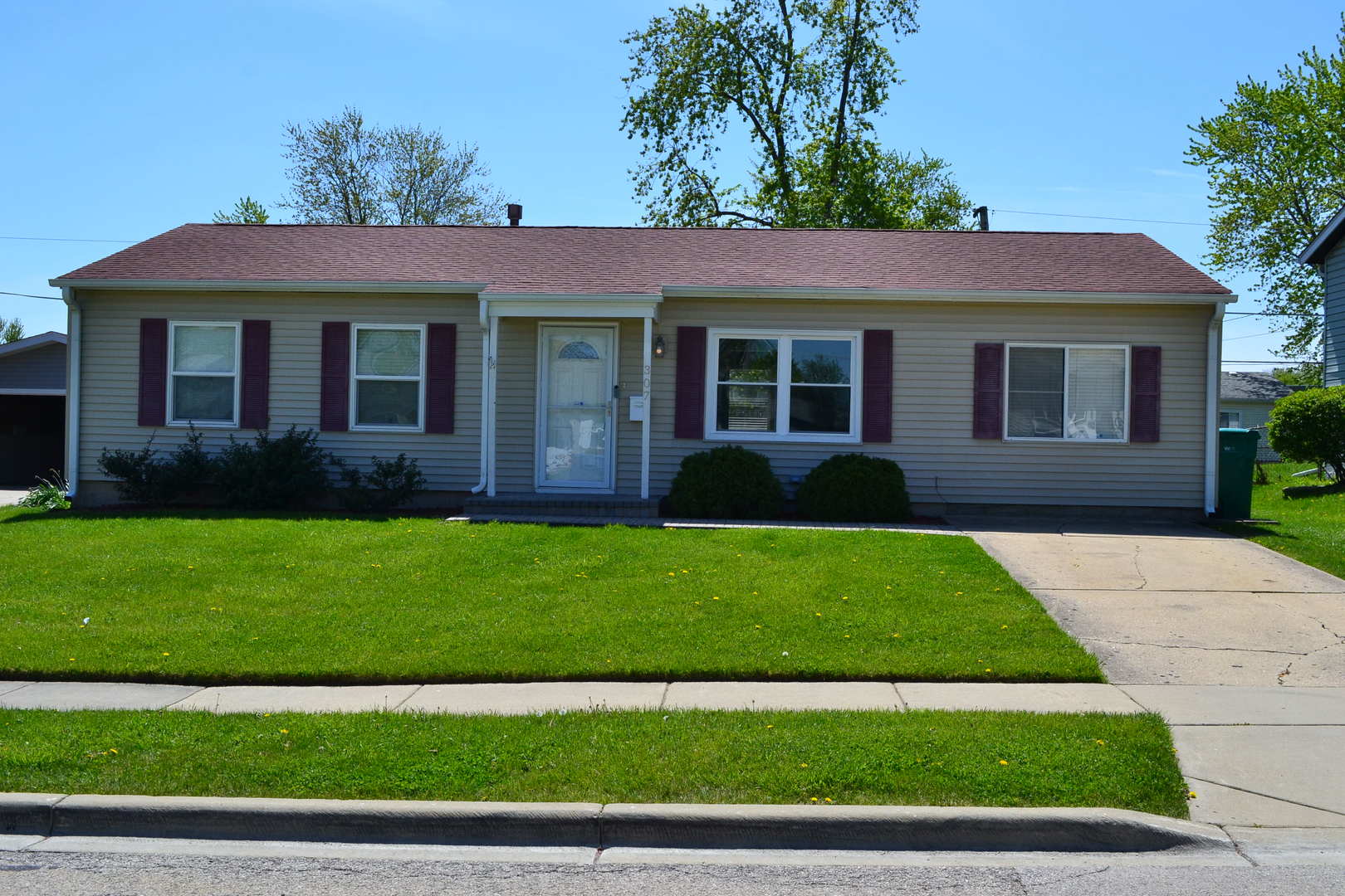 307 Karen Avenue Romeoville, IL 60446 - Photo 2 of 20 a view of a yard in front of a house