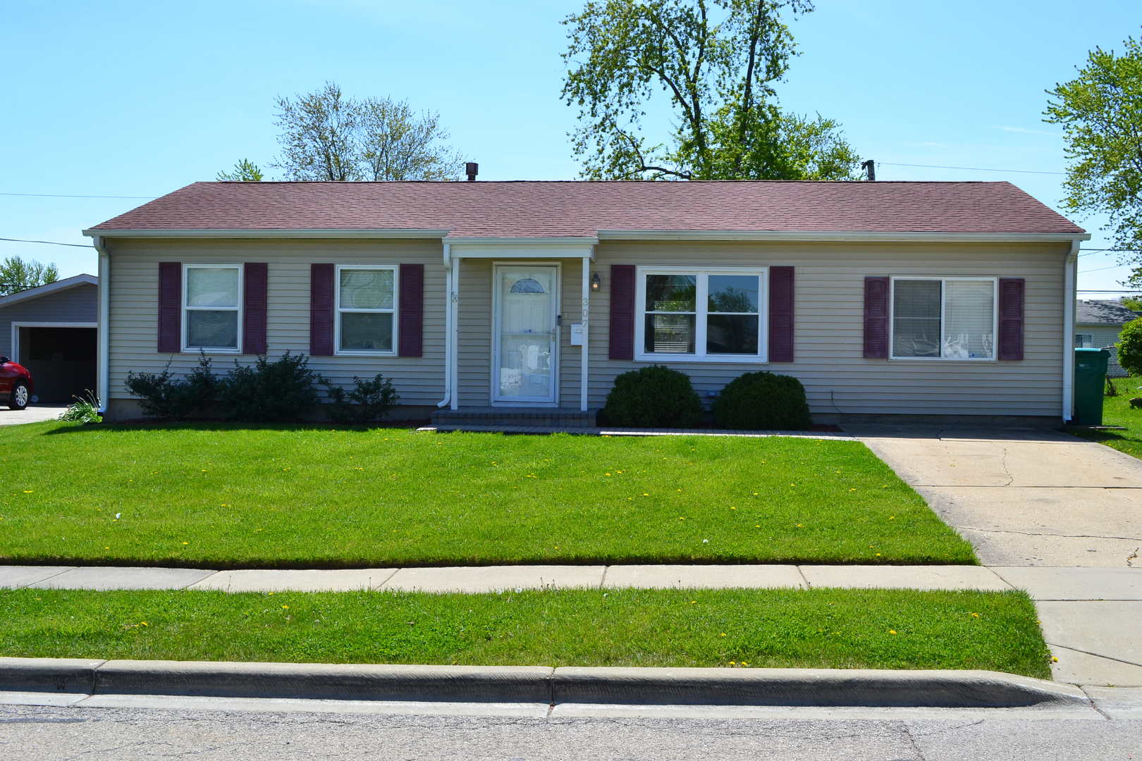 307 Karen Avenue Romeoville, IL 60446 - Photo 3 of 20 a view of a house with a garden