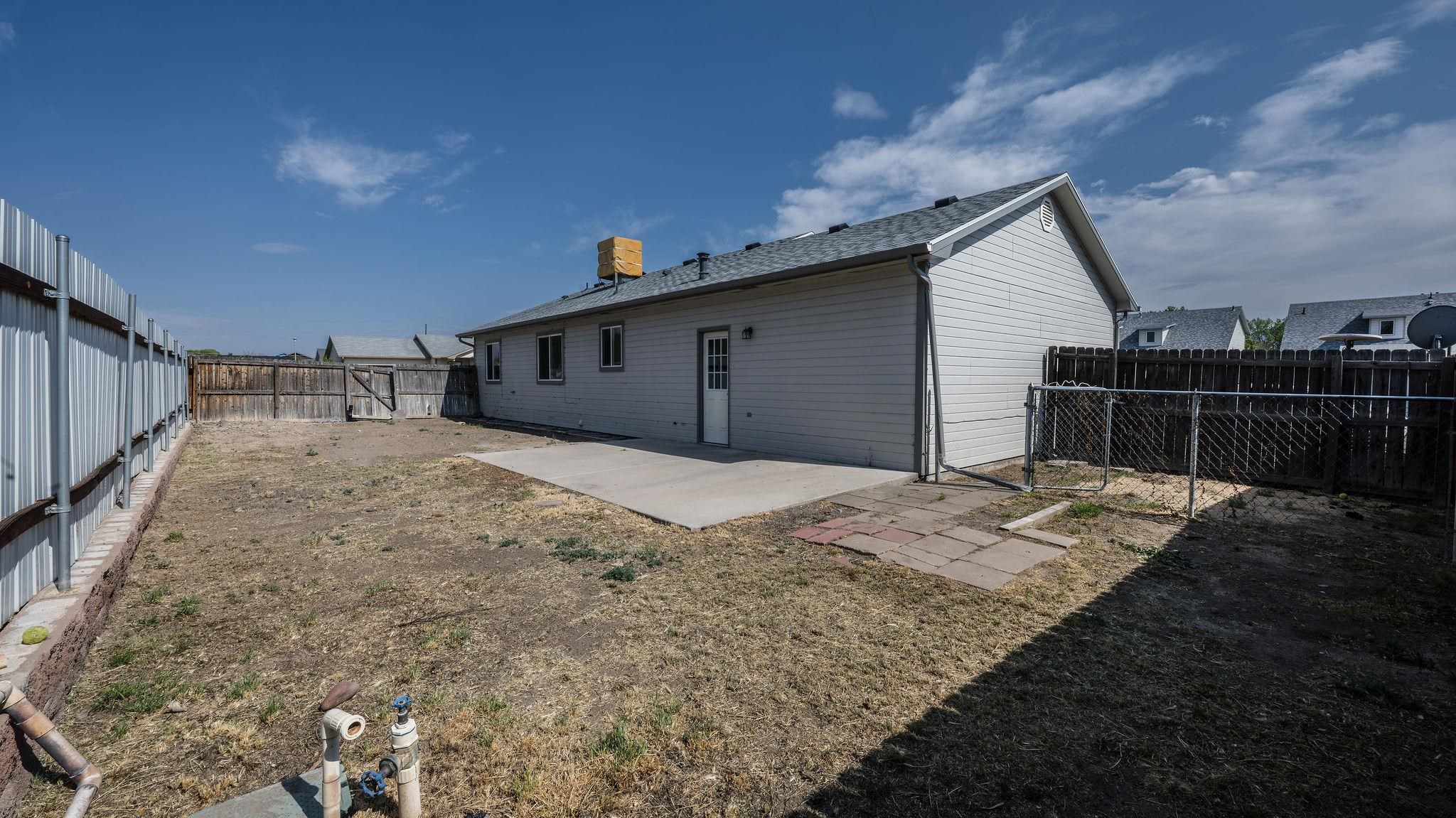 455 David Court Fruita, CO 81521 - Photo 20 of 28 a backyard of a house
