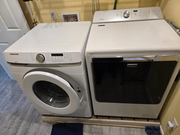 a close up view of washer and dryer