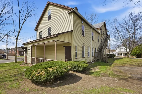 a view of a house with a yard