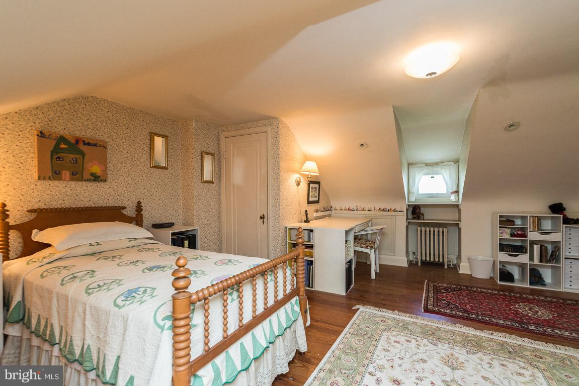 312 Murdock Road Baltimore, MD 21212 - Photo 20 of 28 third floor bedroom