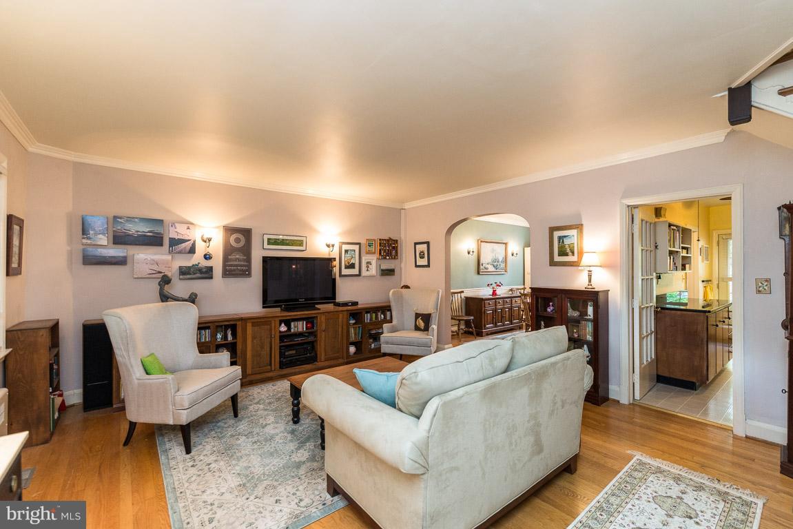 312 Murdock Road Baltimore, MD 21212 - Photo 7 of 28 Living Room