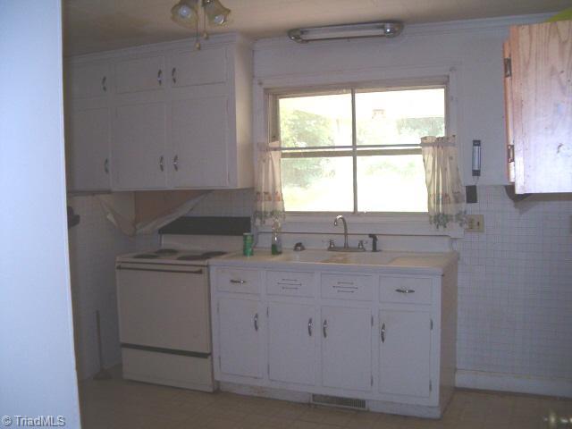 361 Inwood Road Asheboro, NC 27205 - Photo 5 of 9 Kitchen.