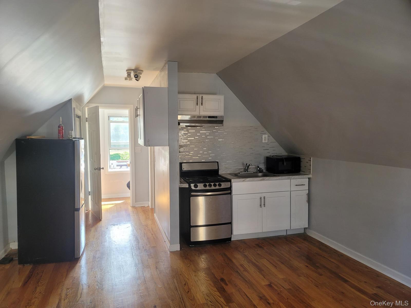 712 East 211th Street Bronx, NY 10467 - Photo 7 of 26