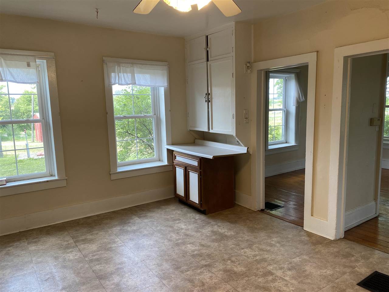 1234 North Henderson Road Freeport, IL 61032 - Photo 3 of 18 Gallery Image 3