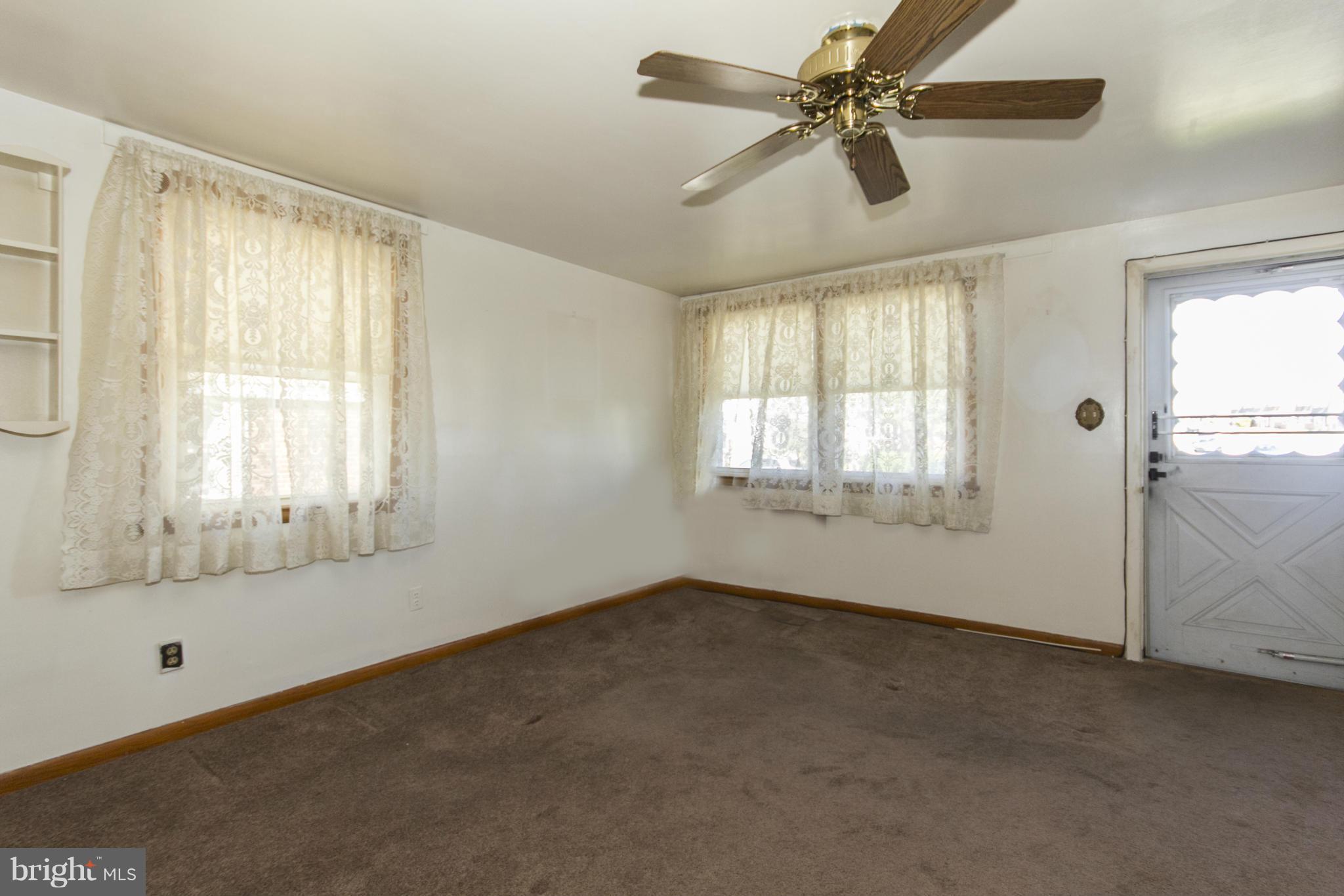 2981 Mallview Road Baltimore, MD 21230 - Photo 4 of 22 Living Room