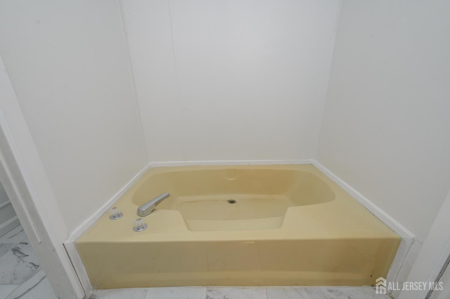 448 Evergreen Road Millville, NJ 08332 - Photo 20 of 29 a bathroom with a bathtub