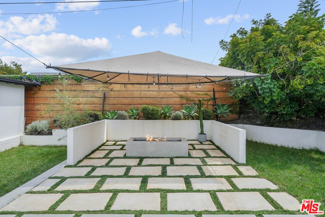 5922 Wrightcrest Drive Culver City, CA 90232 - Photo 19 of 25 a view of a backyard with sitting area