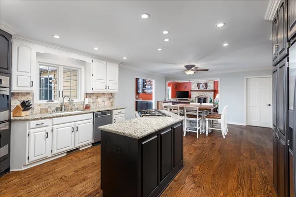 $995,000 | 1576 Pine Lake Drive, Naperville, IL 60564
