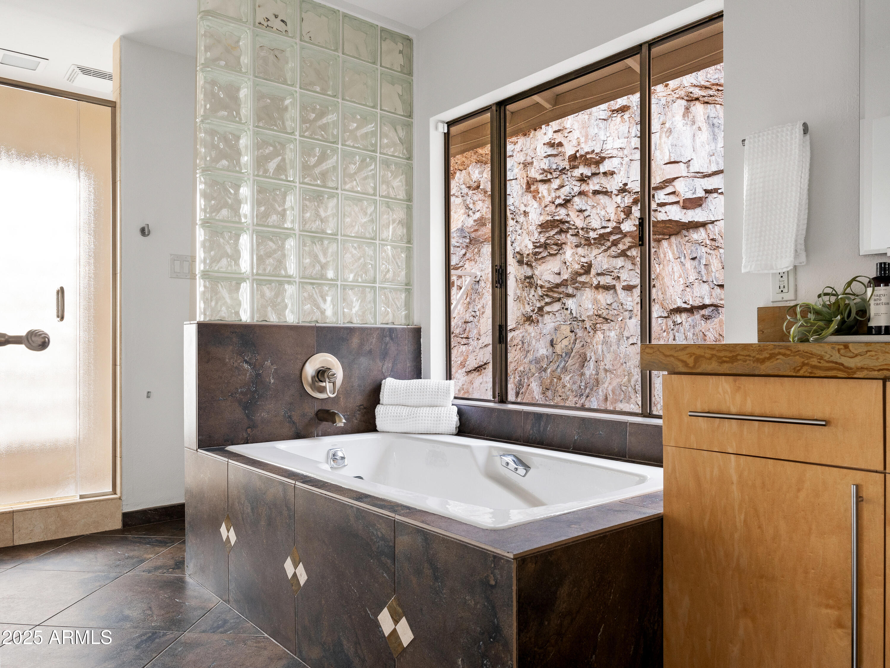 1836 East Turquoise Avenue Phoenix, AZ 85020 - Photo 36 of 63 a view of bathroom with a bathtub and sink