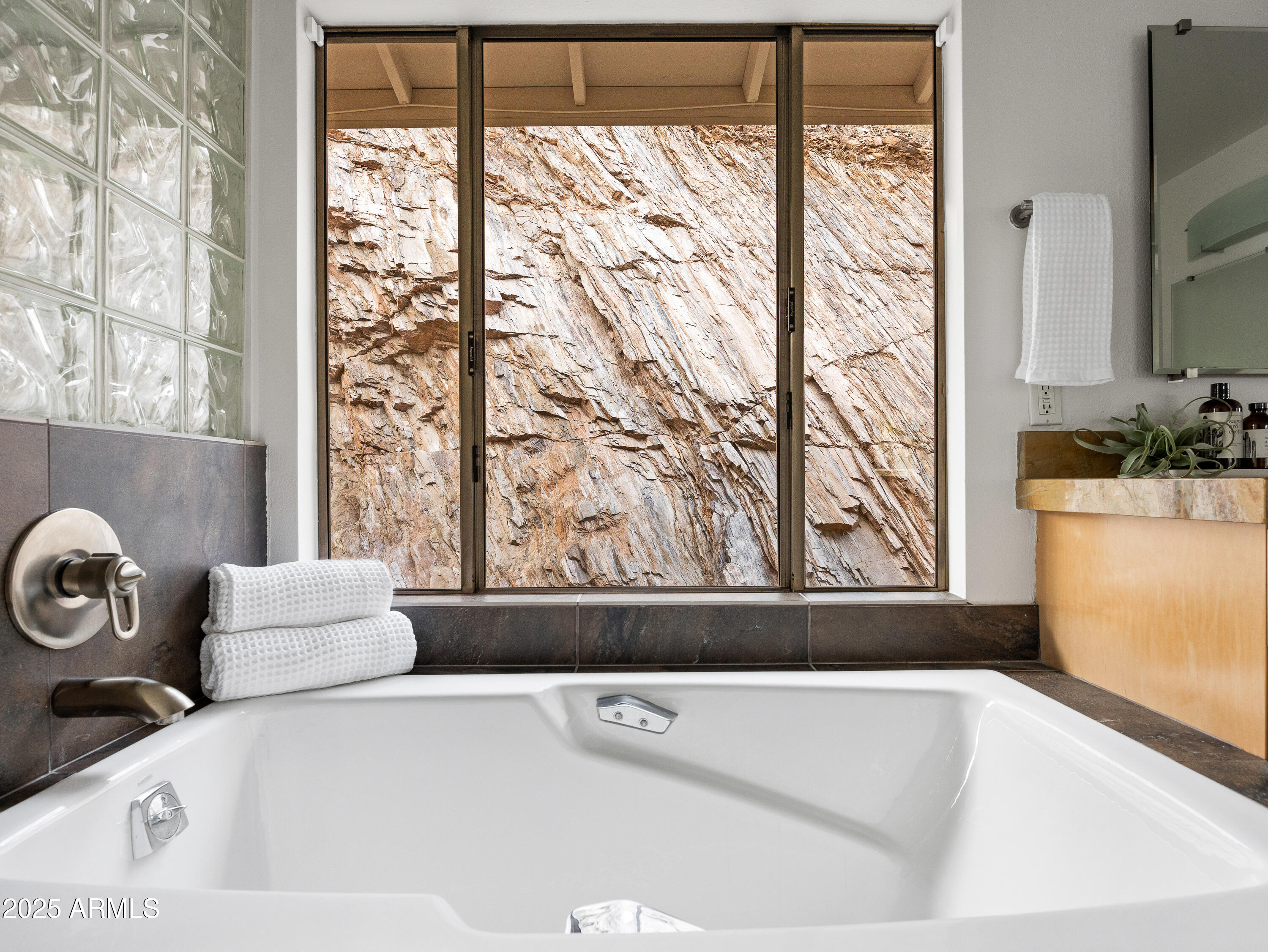 1836 East Turquoise Avenue Phoenix, AZ 85020 - Photo 37 of 63 Soaking Tub with Views off the Canyon