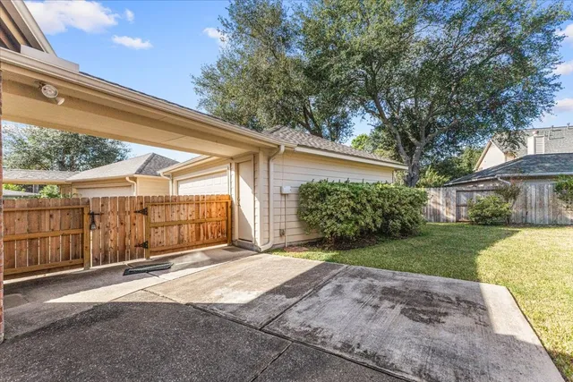 a view of back yard of the house