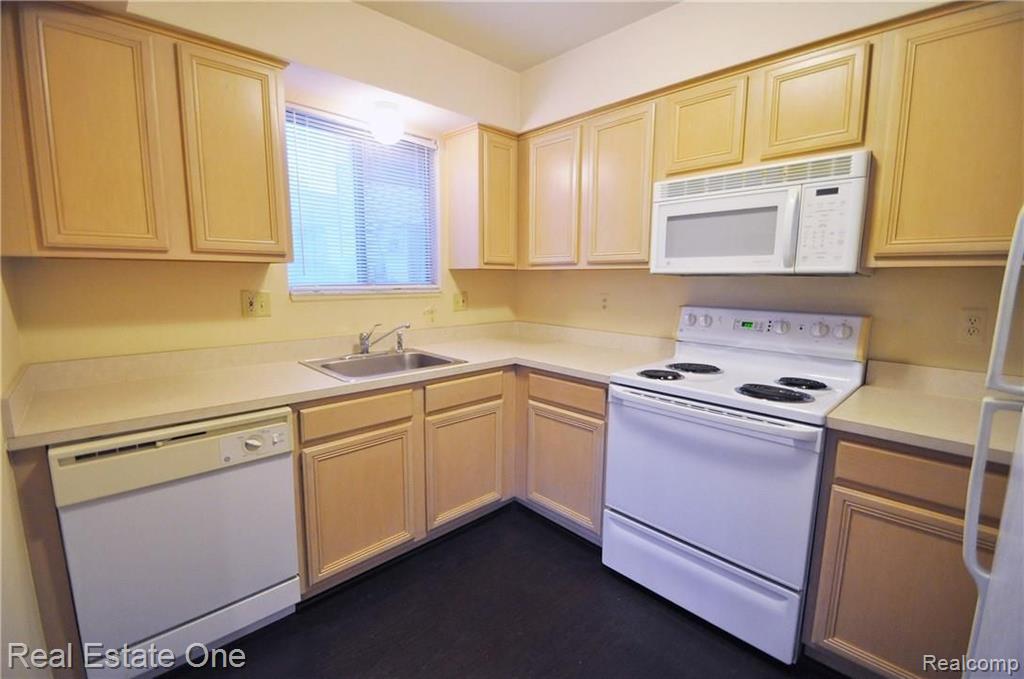 1638 River View Drive, Unit 41 Rochester Hills, MI 48307 - Photo 13 of 31