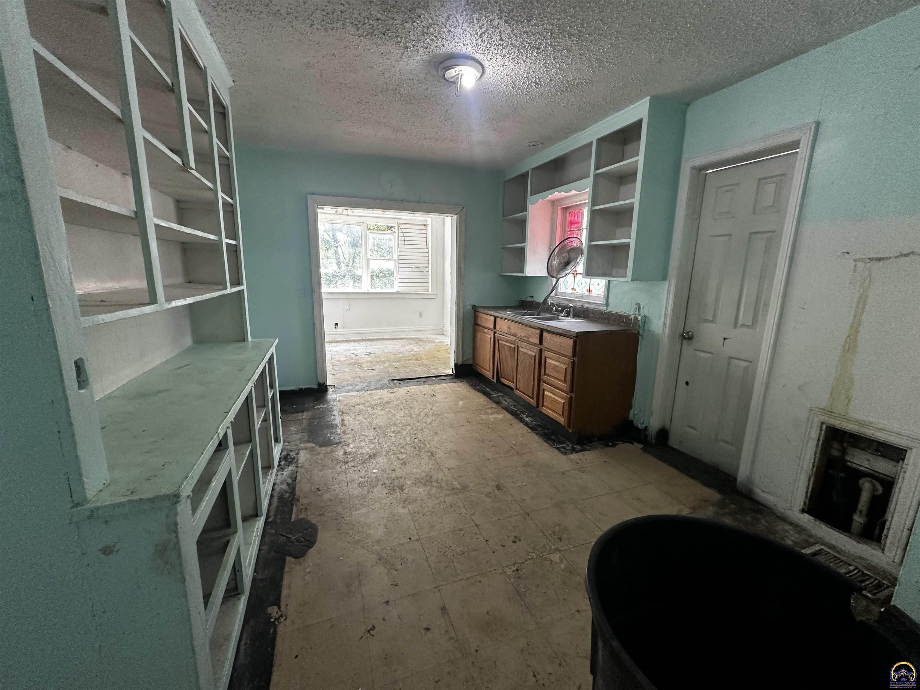 313 Southwest 13th Street Topeka, KS 66612 - Photo 16 of 23