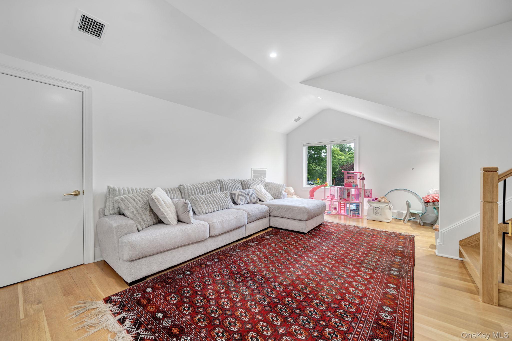 783 Oakleigh Road Valley Stream, NY 11581 - Photo 27 of 42