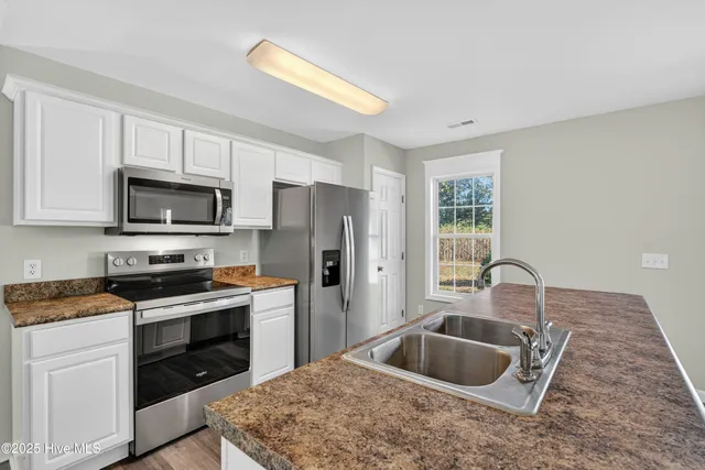 $279,000 | 204 Larchmont Court, Burgaw, NC 28425