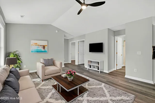 $279,000 | 204 Larchmont Court, Burgaw, NC 28425