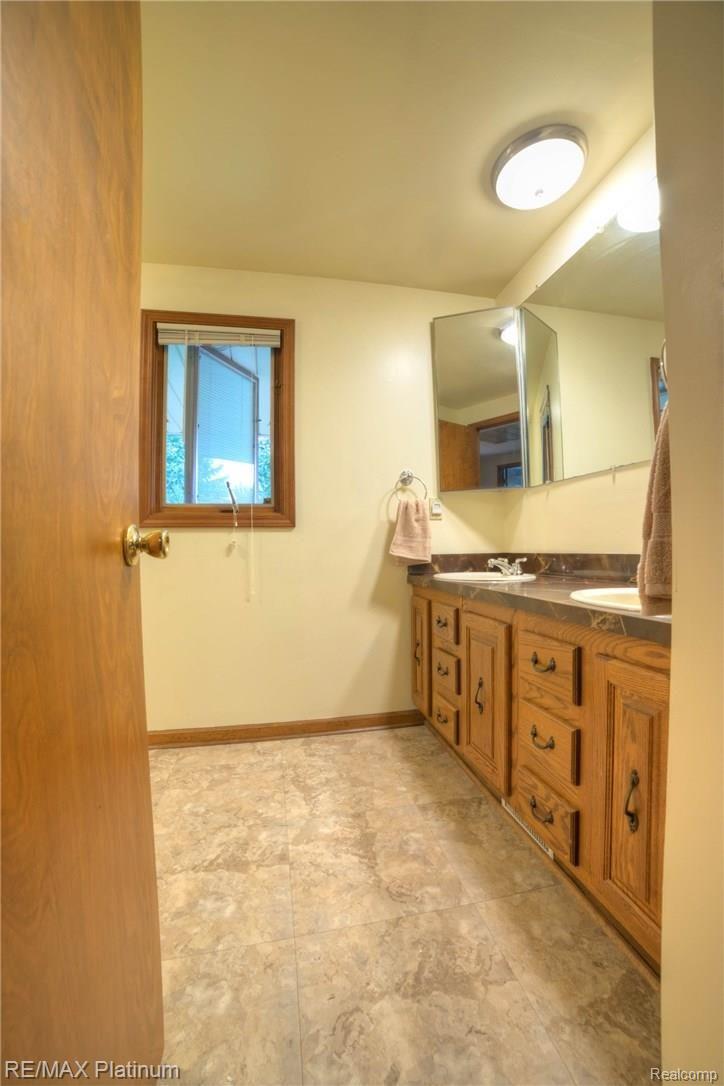 21706 Ruth Street Farmington, MI 48336 - Photo 25 of 32 Upstairs bathroom