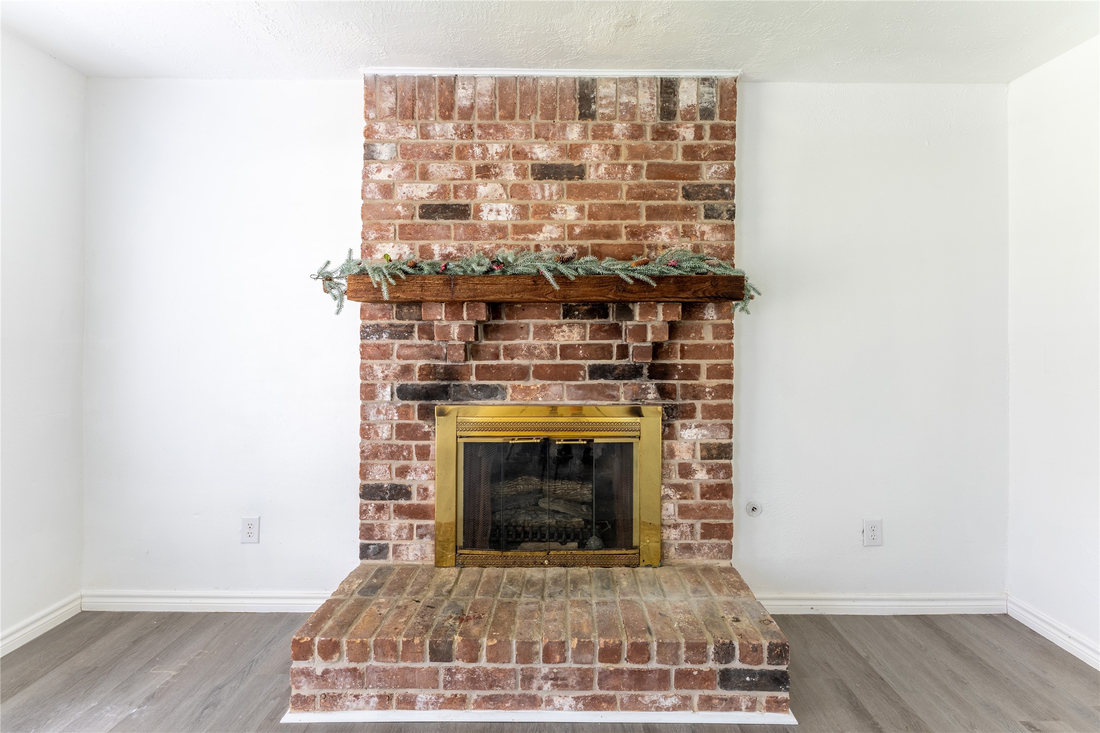 414 Dinerstein Street Webster, TX 77598 - Photo 4 of 24 Gallery Image 4
