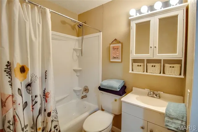 $1,200 | 225 Bonds Avenue, East Alton, IL 62024