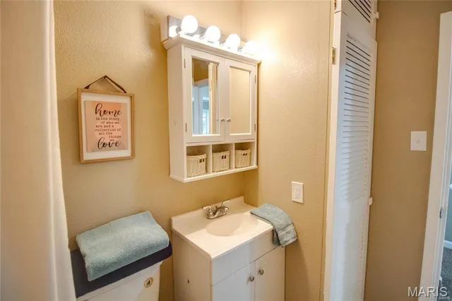 $1,200 | 225 Bonds Avenue, East Alton, IL 62024