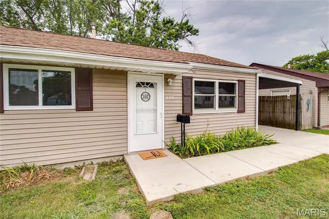 $1,200 | 225 Bonds Avenue, East Alton, IL 62024
