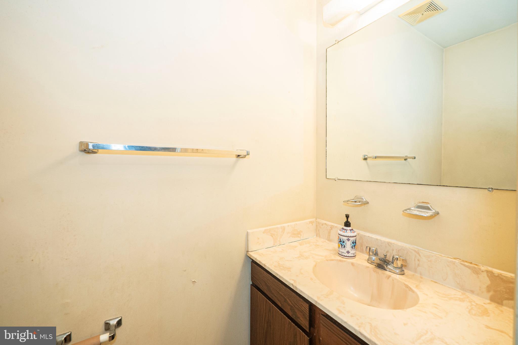 9610 Kanfer Court Gaithersburg, MD 20886 - Photo 14 of 41 a bathroom with a sink and a mirror