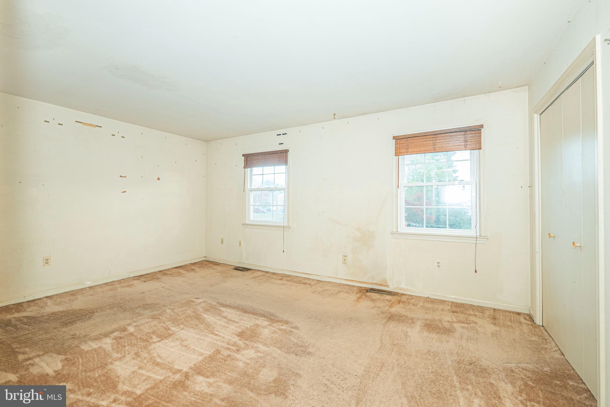 9610 Kanfer Court Gaithersburg, MD 20886 - Photo 15 of 41 an empty room with windows