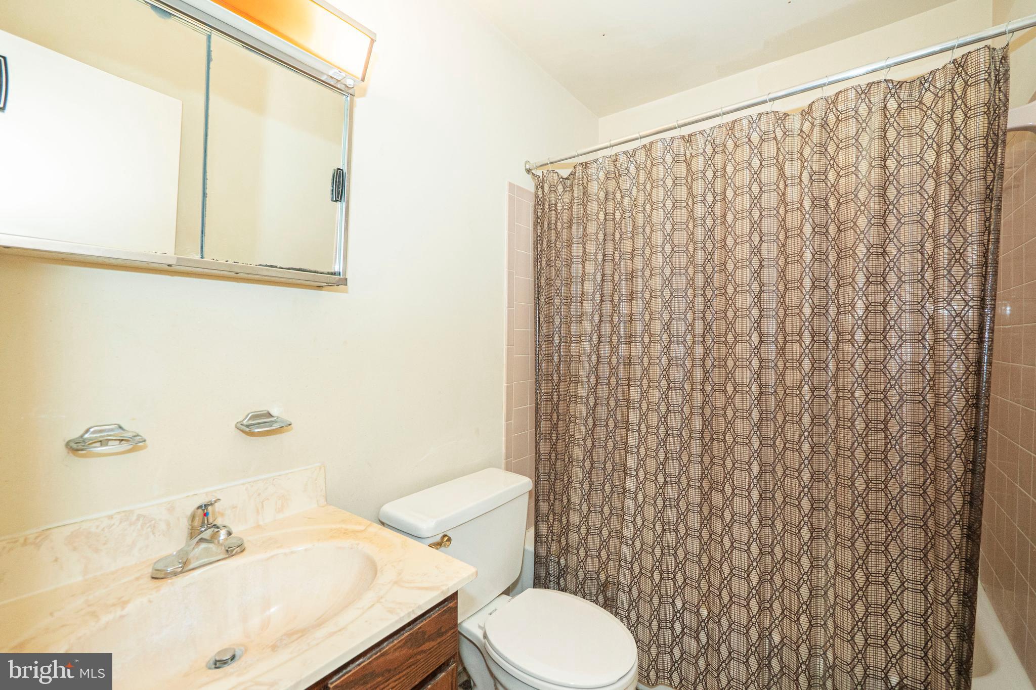 9610 Kanfer Court Gaithersburg, MD 20886 - Photo 19 of 41 a bathroom with a sink and a mirror