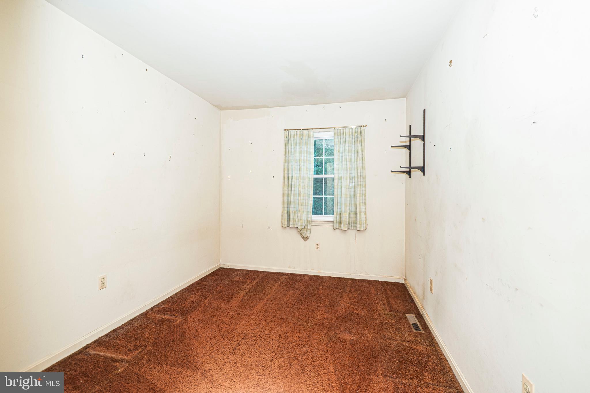 9610 Kanfer Court Gaithersburg, MD 20886 - Photo 20 of 41 an empty room with windows