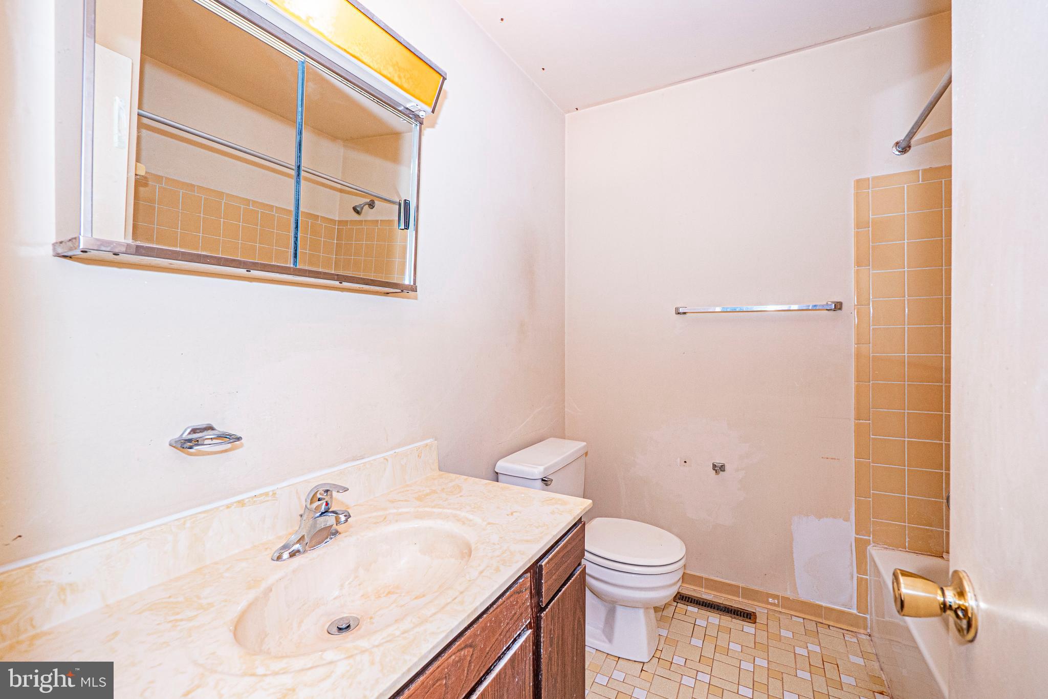 9610 Kanfer Court Gaithersburg, MD 20886 - Photo 22 of 41 a bathroom with a sink and a toilet