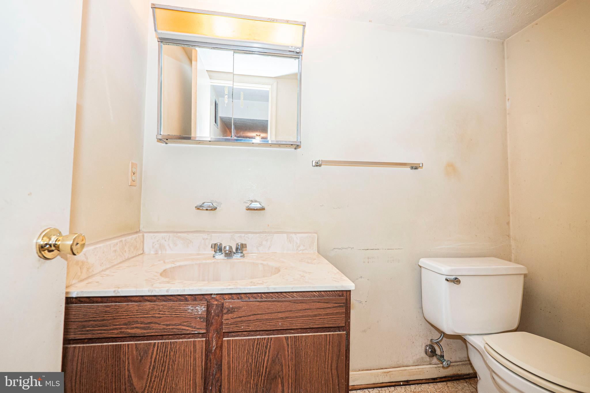 9610 Kanfer Court Gaithersburg, MD 20886 - Photo 29 of 41 a bathroom with a sink a toilet and mirror