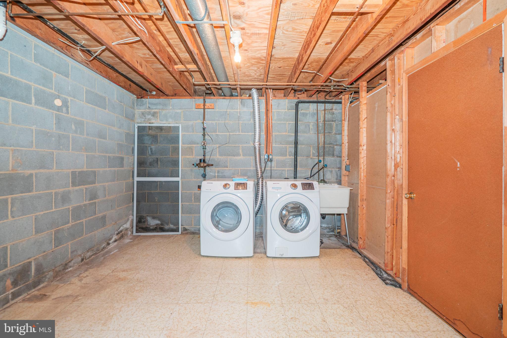 9610 Kanfer Court Gaithersburg, MD 20886 - Photo 35 of 41 a utility room with dryer and washer