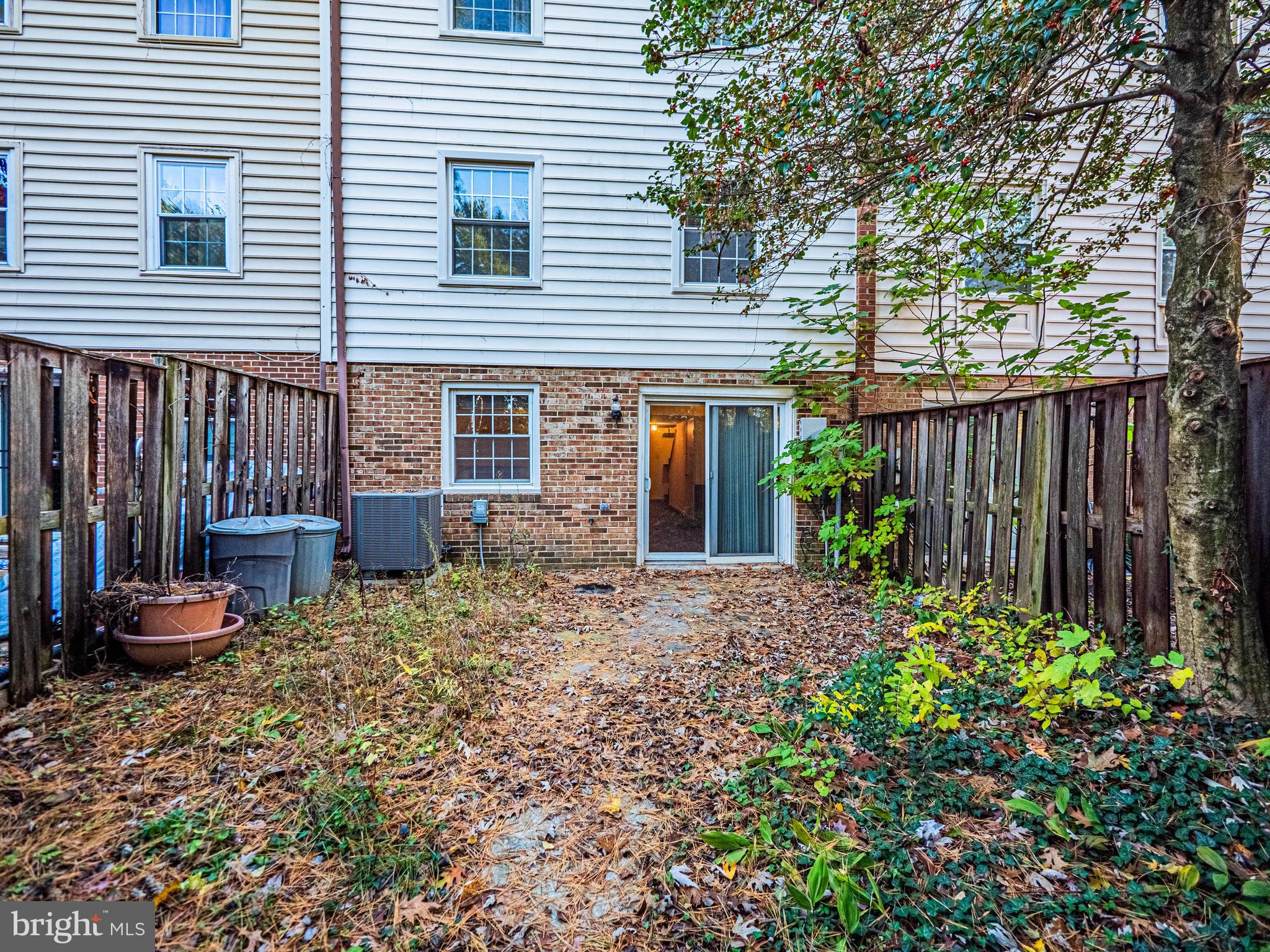 9610 Kanfer Court Gaithersburg, MD 20886 - Photo 38 of 41 a backyard of a house with a garden and barbeque oven