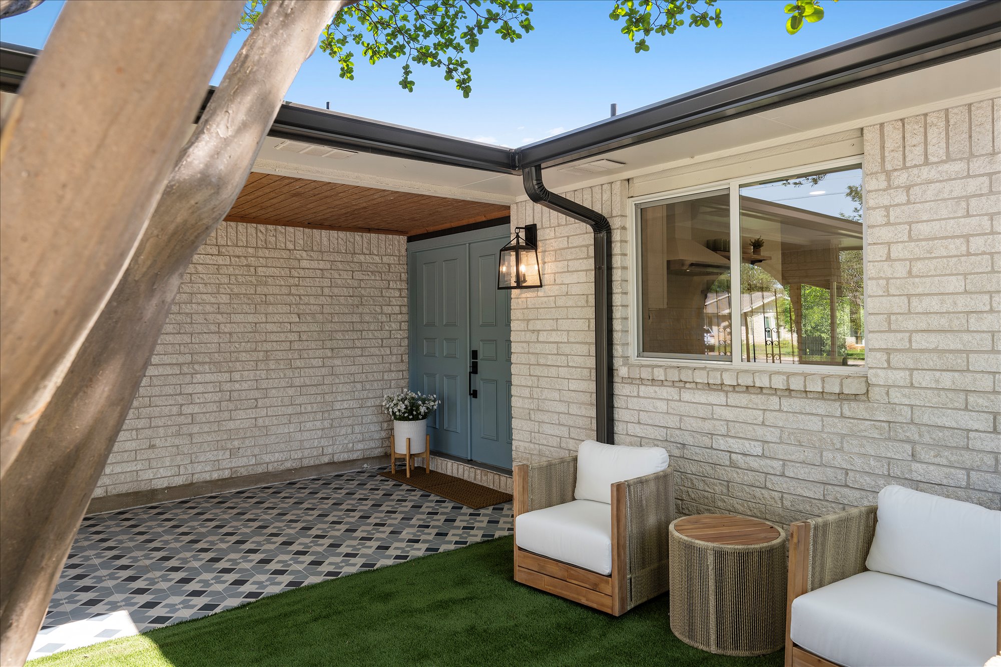 109 Woodland Road Georgetown, TX 78628 - Photo 10 of 40 A welcoming entry offers a cozy seating area and eye-catching patterned tile leading to a distinguished front door.