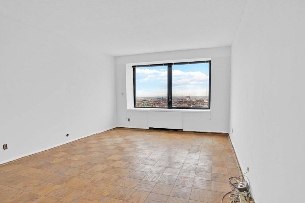 65 East India Row, Unit PHB Boston, MA 02110 - Photo 10 of 24 an empty room with window
