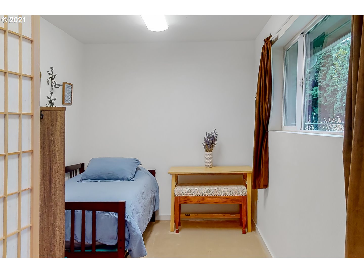 2486 York Street Eugene, OR 97404 - Photo 24 of 31 a room with furniture and a window
