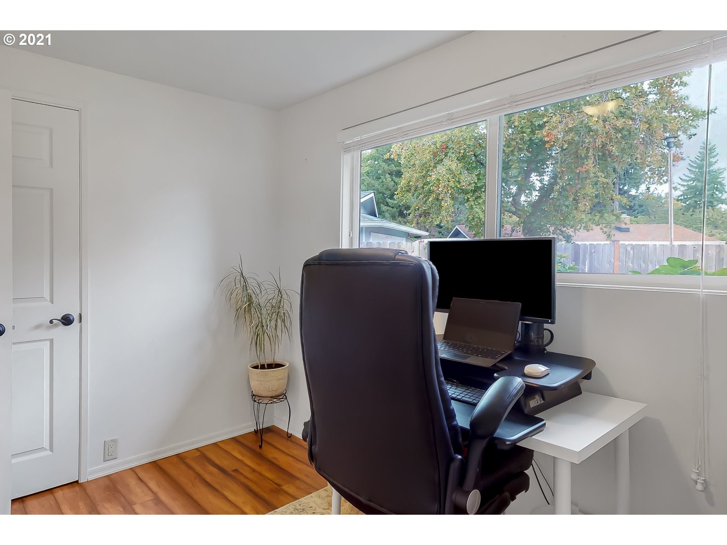 2486 York Street Eugene, OR 97404 - Photo 26 of 31 a workspace with furniture and a window