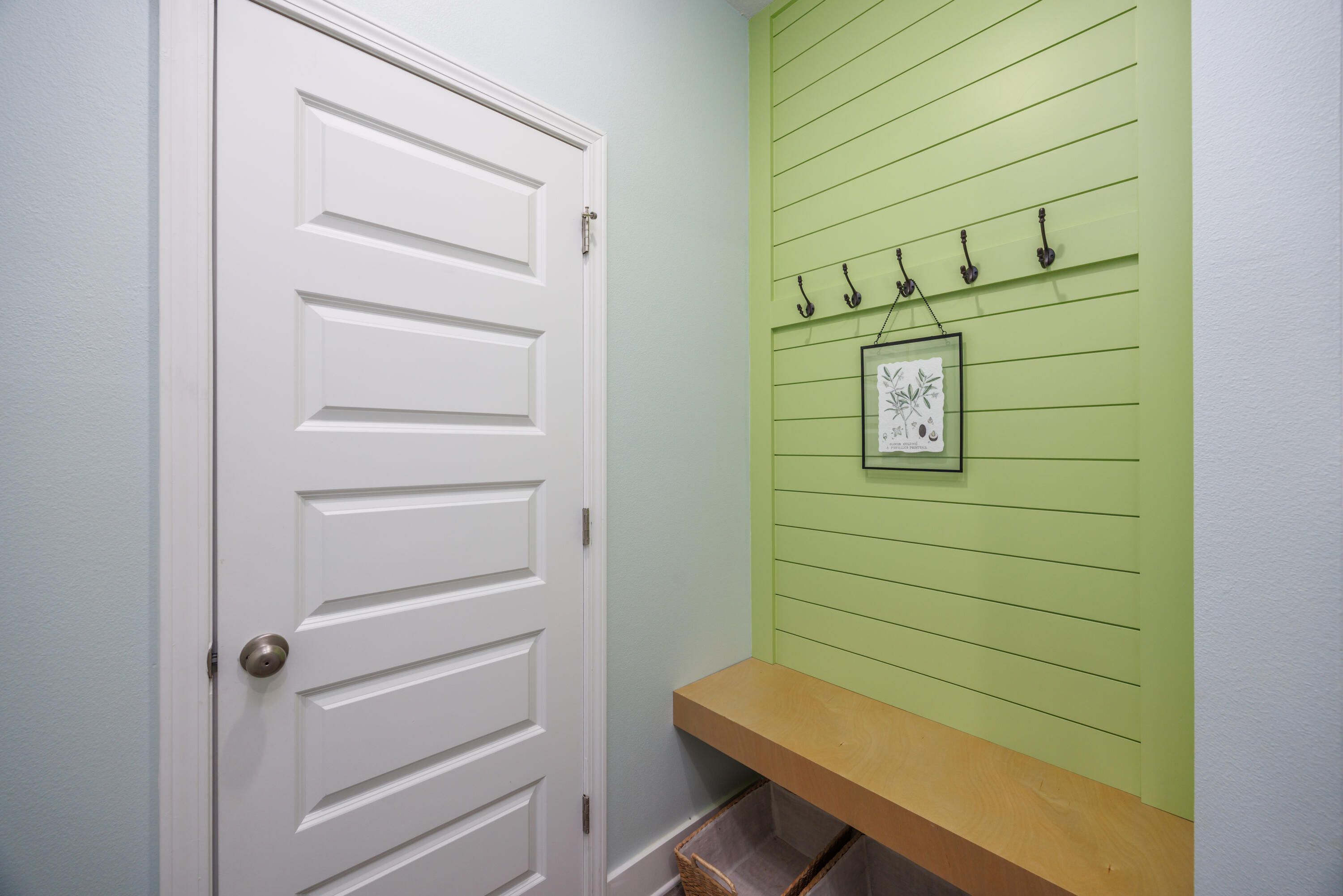 193 Perimeter Place Freeport, FL 32439 - Photo 6 of 43 a room with a bench