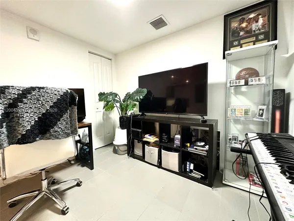 $3,350 | 1600 Northeast 1st Avenue, Unit 3412, Miami, FL 33132