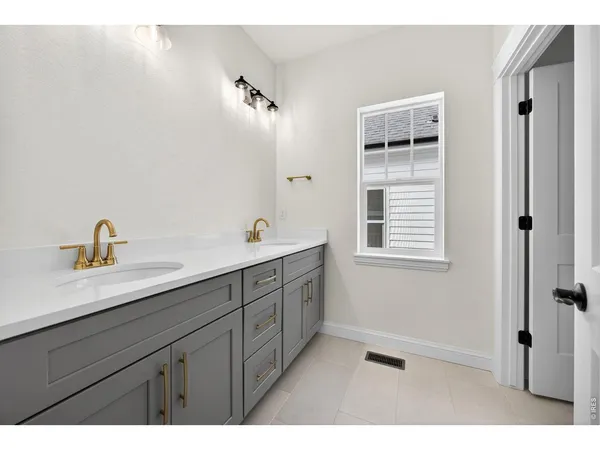 a view of empty room with window