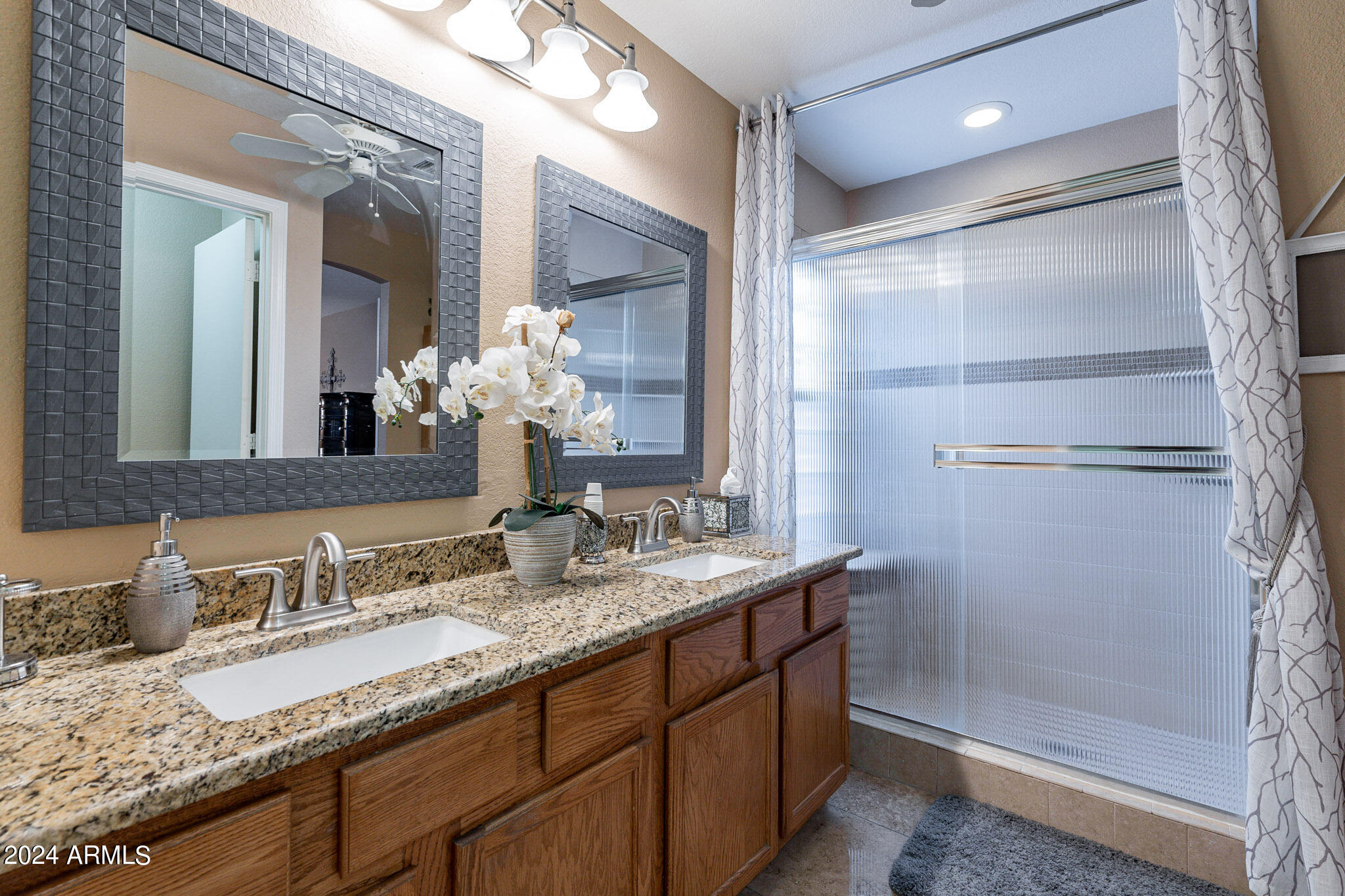 1808 East Darrel Road Phoenix, AZ 85042 - Photo 9 of 46 Main Bathroom