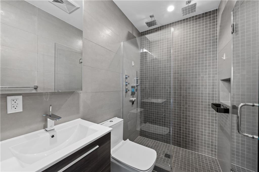 139 Grove Street, Unit 4F Brooklyn, NY 11221 - Photo 14 of 23 a bathroom with a sink toilet and shower