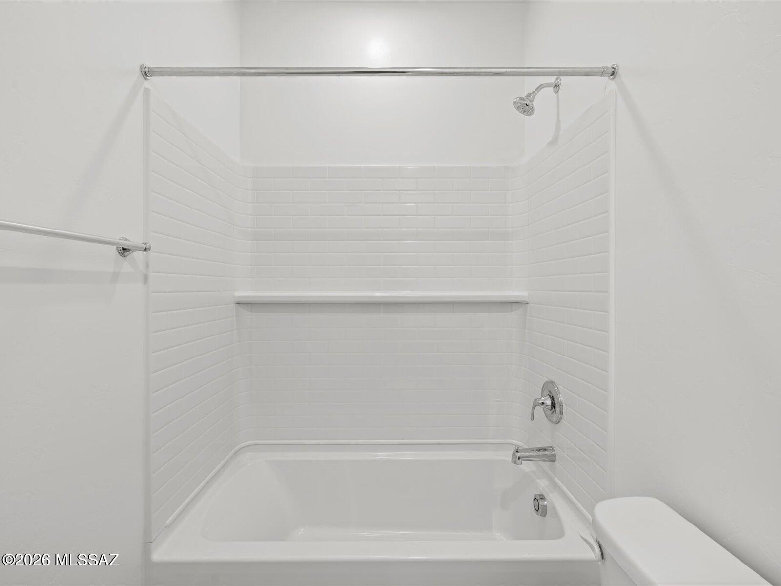 5133 West Gainer Ridge Road Tucson, AZ 85757 - Photo 9 of 16 a bathroom with a bathtub