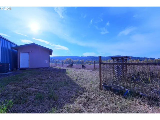 a view of a backyard