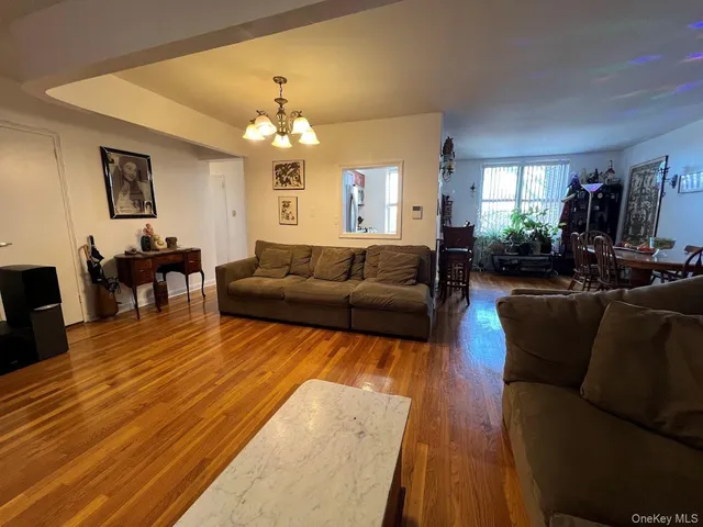 $318,000 | 1425 Thieriot Avenue, Unit 5L | Stratton Park